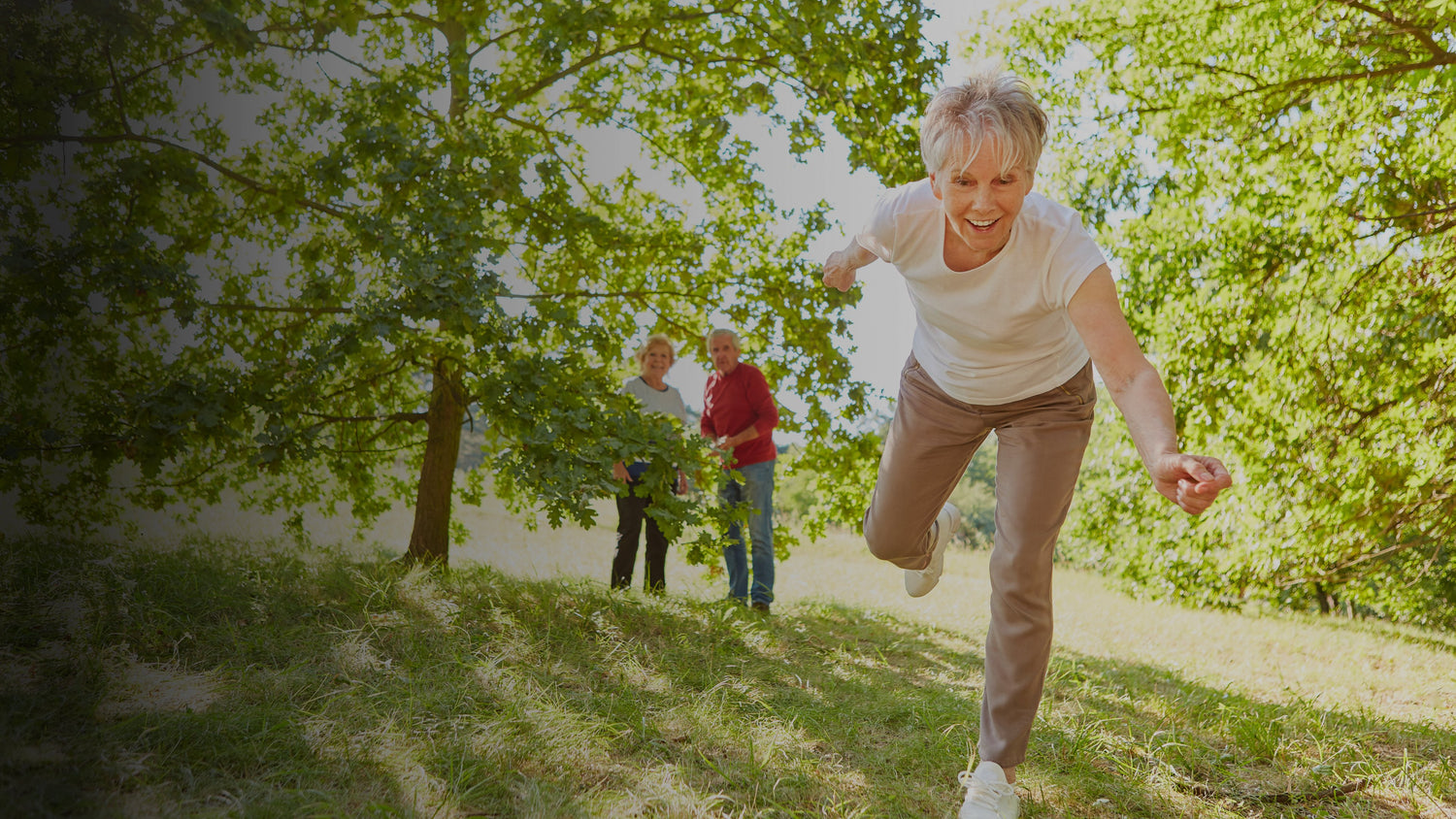 Signora felice di tornare a muoversi liberamente con i cerotti Omstrip Therapy Wellness